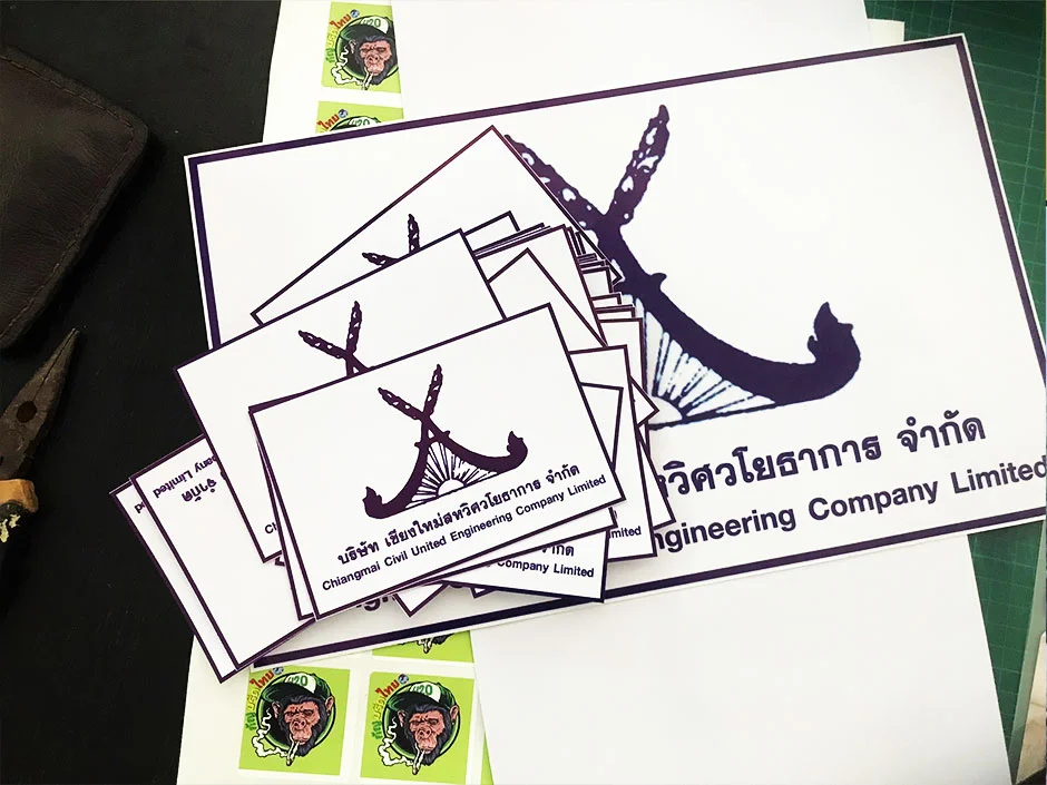 บริการพิมพ์ป้ายไวนิลและสติ๊กเกอร์พีวีซีที่คุ้มค่าและมีคุณภาพ ที่ Mountain Design and Printing เราให้บริการที่มีราคาเหมาะสม โดยไม่ทำให้คุณต้องสูญเสียคุณภาพ เราพร้อมที่จะพิมพ์ป้ายไวนิลและสติ๊กเกอร์พีวีซีตามความต้องการของธุรกิจคุณ โดยราคาที่เหมาะสมและคุ้มค่า