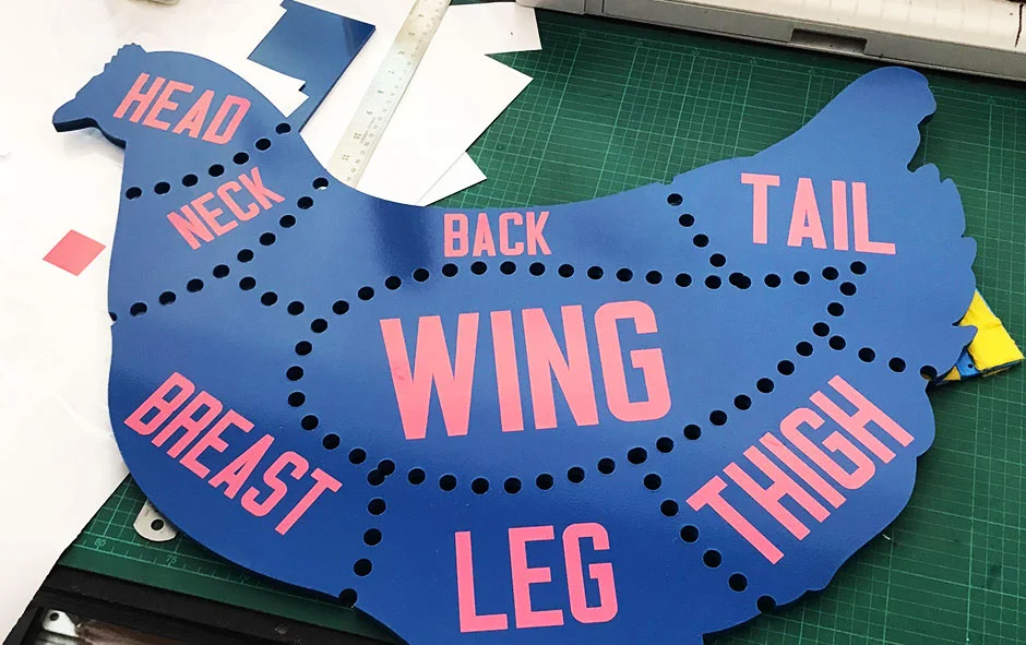 ผลงานออกแบบ1 พลาสวูดติดผนัง ขงเบ้ง1